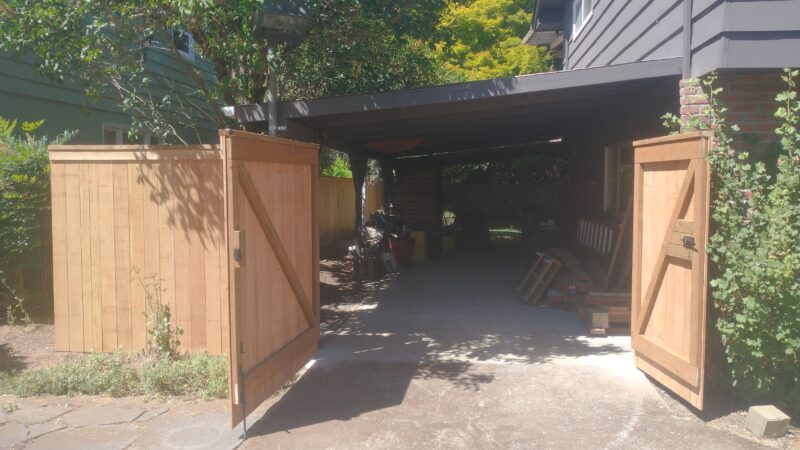 Double swing driveway gate